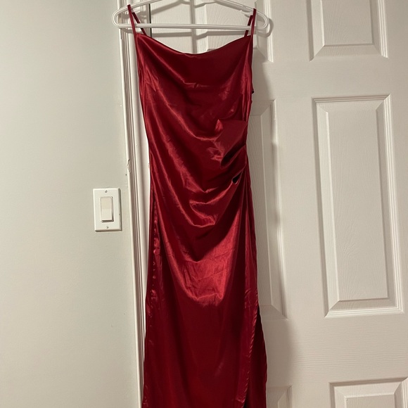 Burgundy slit dress - Picture 1 of 3